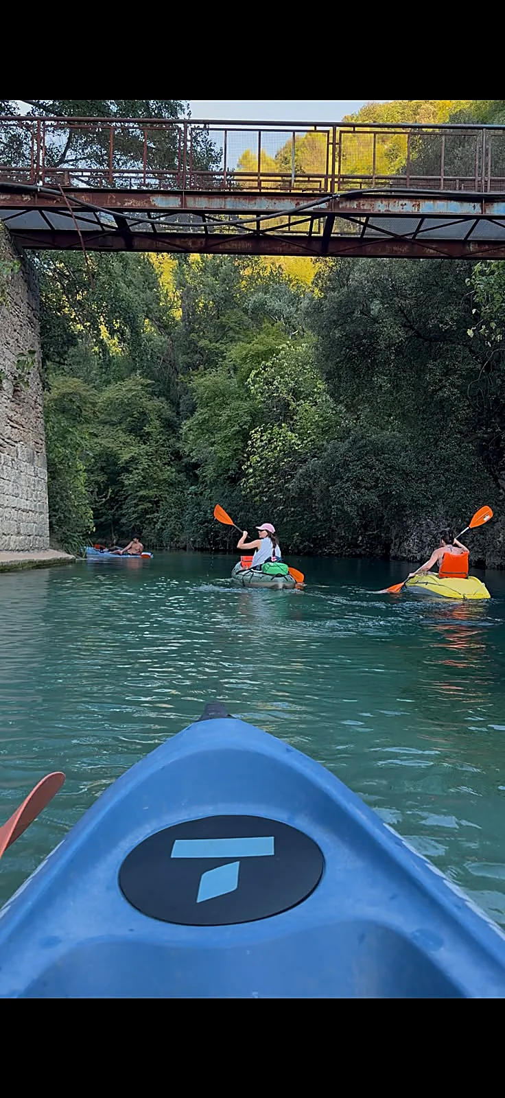 Canoe colorate passano sotto il ponte di ferro storico di Stifone sulle Gole del Nera