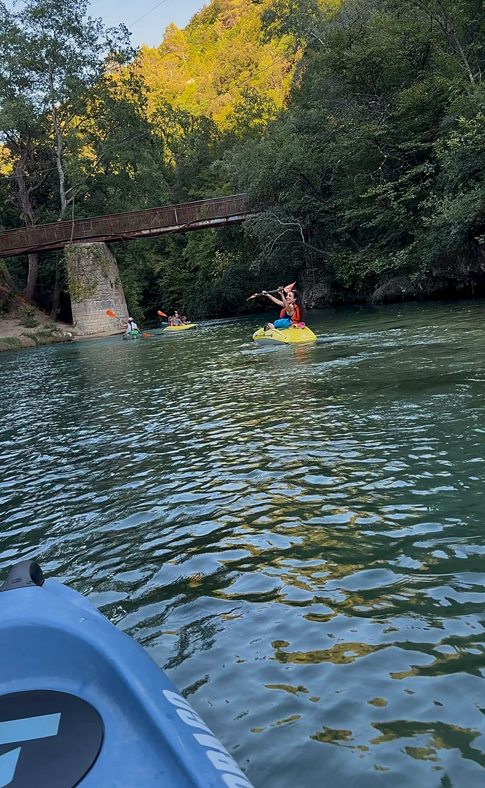 Kayak sul fiume Nera vicino al ponte storico di Stifone